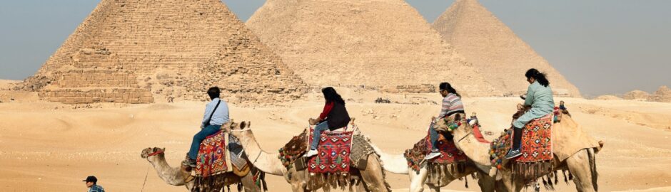 Πυραμίδες και καμήλες στην Αίγυπτο