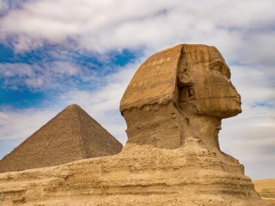 Σφίγγα και πυραμίδες στην Αίγυπτο